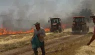 Mardinli çiftçiler tarladaki yangını büyümeden söndürdü