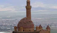 İshakpaşa Sarayı’nın kubbesinde biten otlar ziyaretçileri endişelendiriyor