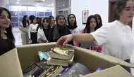 Siirtli tiyatrocular sahneye bilet yerine kitapla davet etti