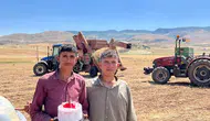Siirt tarlalarında 40 derecede doğum günü molası