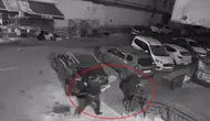 Bağlar'da gece yarısı lastik hırsızlığı kamerada