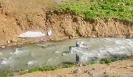 Yüksekova'da dereye giren kadın 3 saat boyunca mahsur kaldı