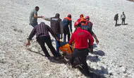 Hakkari’de dağda mahsur kalan vatandaşı helikopter kurtardı