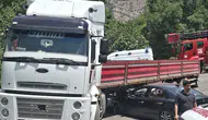 Çukurca yolunda otomobil tıra çarptı