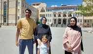 43 yaşındaki anne çocuklarıyla aynı sınav sırasında ter döktü