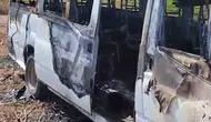 Ceylanpınar'da park halindeki minibüs yanarak hurdaya döndü