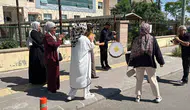 Diyarbakırda bitmeyen boşanma davası adliye önünde halaya döndü
