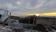 Ağrı Diyadin’de fırtına bir evin çatısını yerinden söktü