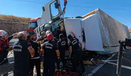 Şanlıurfa yolunda TIR devrildi şoför yaşam mücadelesi veriyor