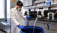 Ağrılı öğrenciler okul laboratuvarında hem üretiyor hem harçlığını çıkarıyor