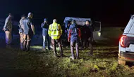 Hakkari'de dağ yolunda mahsur kalan 8 kişiyi ekipler kurtardı