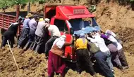 Yayla yolunda çamura saplanan kamyoneti kadınlar iterek kurtardı