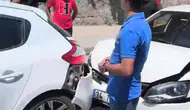 Bitlis merkezde iki otomobilin karıştığı trafik kazası ucuz atlatıldı