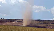 Bitlis kırsalında oluşan dev toz hortumu cep telefonuyla kaydedildi