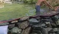 Elazığlı köy sakinleri bunaltıcı sıcaklara karşı dereyi doğal havuza dönüştürdü