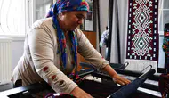 Şırnaklı anne dokuduğu geleneksel heybelerle dört çocuğunu üniversite mezunu yaptı