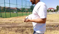 Bingöllü esnaf yuvasından düşen yavru leyleğe kucak açtı