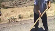 Çermik sakinleri kendi imkanlarıyla yollarındaki derin çukurları kapattı