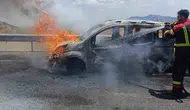 Bingöl yolunda seyir halindeki hafif ticari araç alevler içinde kaldı