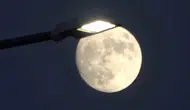 Van gecelerinde parlak ay manzarası hayran bıraktı