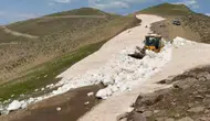 Bitlis dağlarında yaz ortasında kar mesaisi sürüyor
