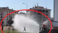 Diyarbakırda kavurucu sıcaklar çocukları belediye aracının suyunun altına taşıdı