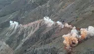 Keban yol projesinde sarp kayalıklar kontrollü patlatmalarla temizleniyor