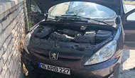 Edremit yolunda otomobil duvara çarptı