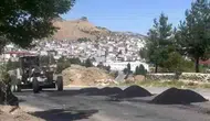 Diyarbakırda çukurlara ağaç dikilen bozuk yol onarılmaya başlandı