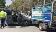 Nusaybin sokaklarında kamyonet ve hafif ticari aracın çarpıştığı kaza kameraya yansıdı