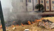 Kurtalan ilçesinde bir sitenin bahçesindeki otluk alanda yangın çıktı