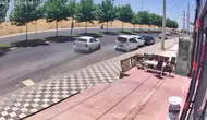 Diyarbakır Bağlar’da park halindeki araçlara dalan otomobil güvenlik kamerasına yansıdı