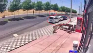 Diyarbakırda kontrolden çıkan otomobil park halindeki araçlara çarptı