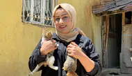 Hakkari'de bir kuaförün kurtardığı sincap evden ayrılmıyor