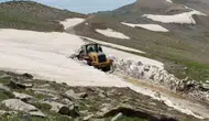 Bitlis yaylalarında yaz ortasında kar mesaisi devam ediyor