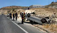 Mardin yolunda kontrolden çıkan araç takla attı
