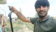 Siirtli vatandaş evine giren yılanı elleriyle yakalayıp doğaya bıraktı