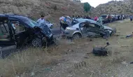 Midyat yolunda iki aracın çarpıştığı kazada minik Yakup yaşamını yitirdi