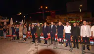 Ahlat halkı demokrasi şehitlerini anmak için meydanlarda toplandı