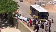 Siirt Afetevler Mahallesinde belediye otobüsü ile hafif ticari araç kaza yaptı