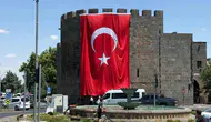 Diyarbakır tarihi surları dev Türk bayrağıyla kırmızı beyaza büründü