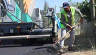 Elazığlı yol işçileri 160 derece sıcaklıktaki asfaltla mücadele ediyor