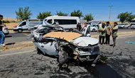 Şanlıurfa yolunda TIR ile çarpışan sürücü hastaneye kaldırıldı