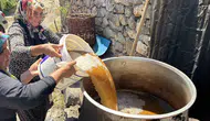 Bingöl Servi köyünde geleneksel yöntemlerle dut pekmezi üretimi başladı