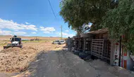 Van Başkale yolunda devrilen saman yüklü tır ulaşımı aksattı