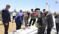 Ağrı protokolü 15 Temmuz şehitlerini kabirleri başında dualarla andı
