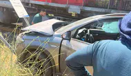 Elazığ’da raylara takılan otomobile trenin çarptığı anlar kameraya yansıdı