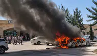 Ceylanpınar Devlet Hastanesi otoparkında park halindeki araç alevlere teslim oldu