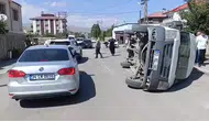 Yüksekova ilçesinde otomobil ile minibüs çarpıştı ve üç kişi yaralandı