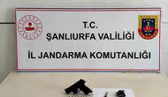 Suruç yolunda jandarma ekipleri iki şüpheliyi silah ve uyuşturucuyla yakaladı